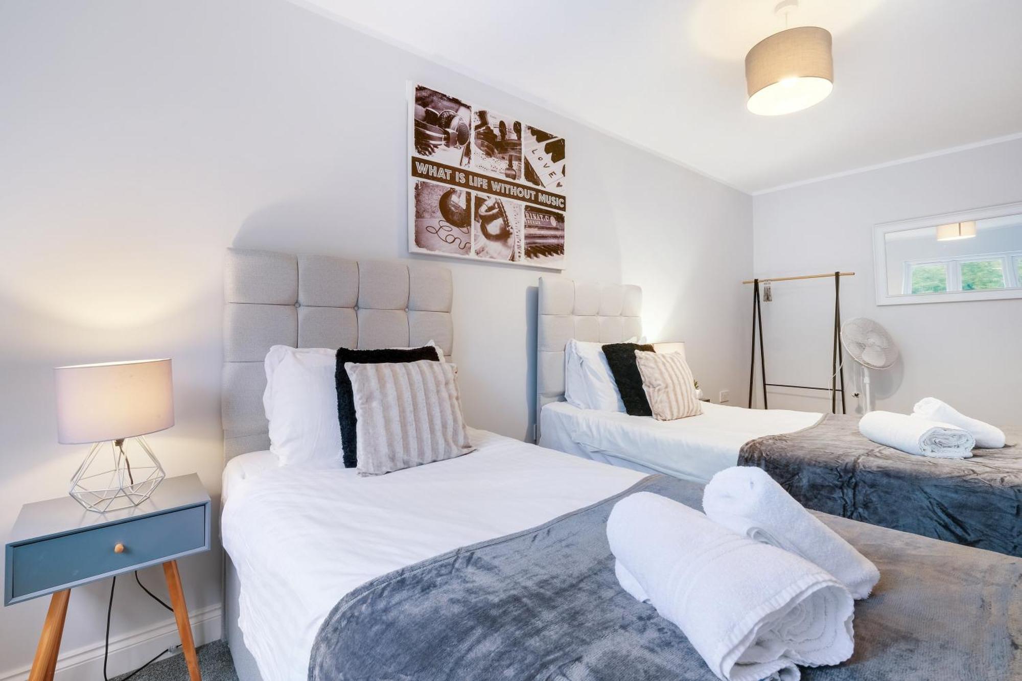 2 Bedroom Penthouse With Parking High Wycombe By 360Stays Exterior foto