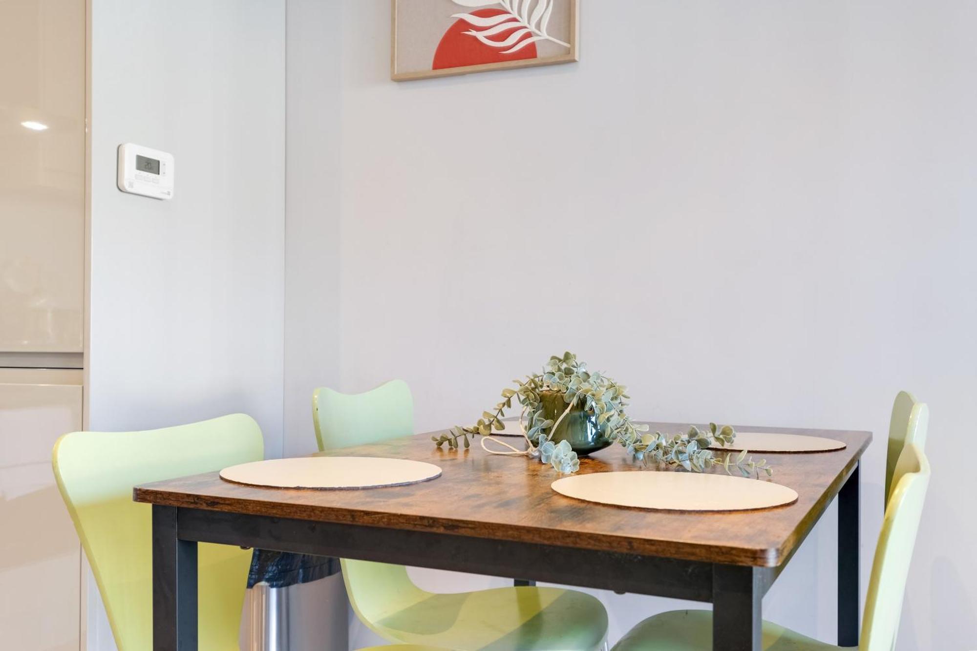 2 Bedroom Penthouse With Parking High Wycombe By 360Stays Exterior foto