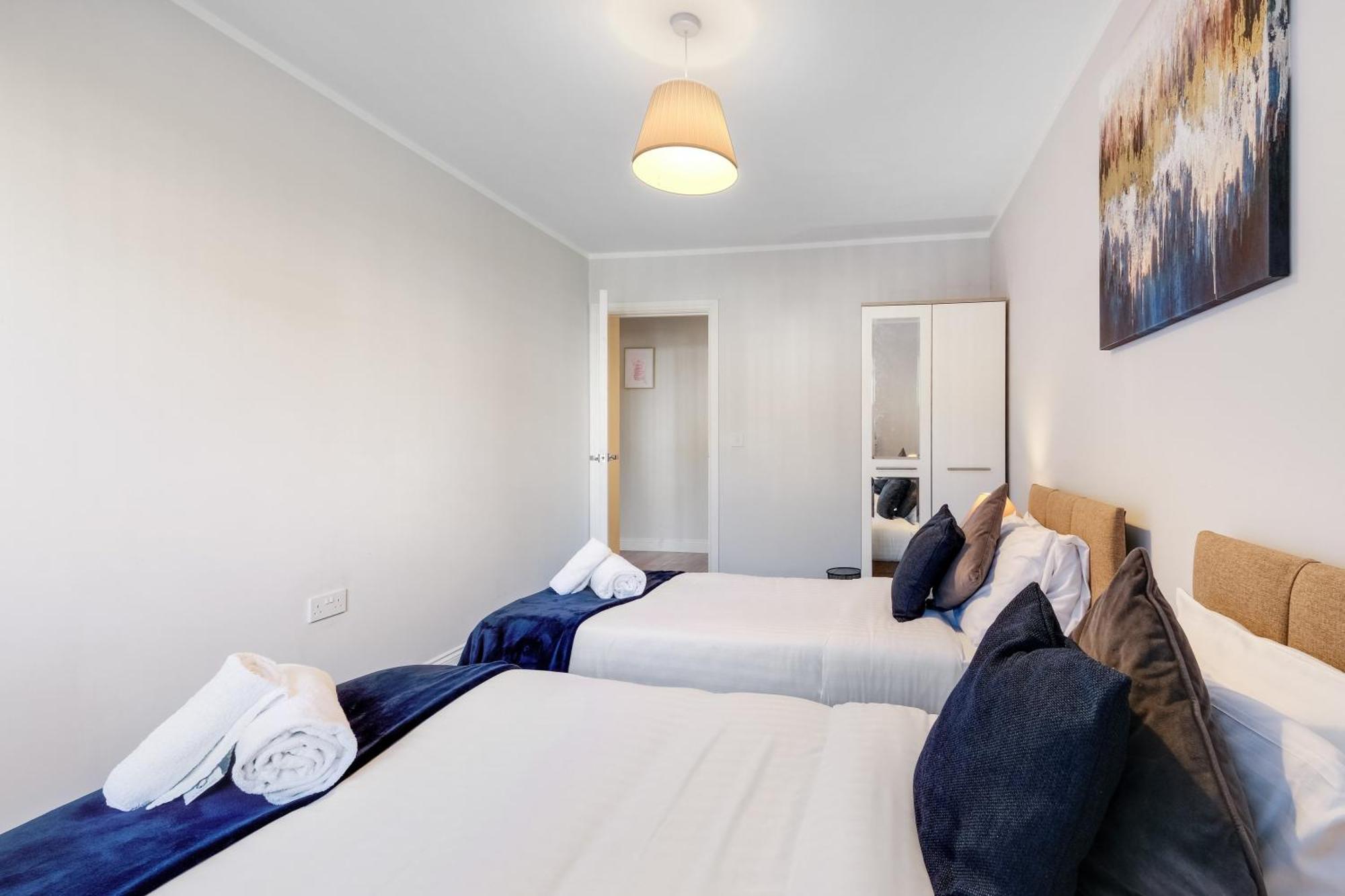2 Bedroom Penthouse With Parking High Wycombe By 360Stays Exterior foto
